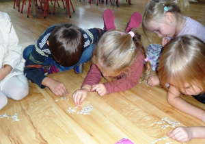 Dzieci układają pestki dyni